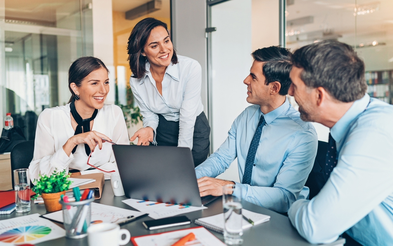 Como ITIL melhora a experiência do cliente e a eficiência operacional?